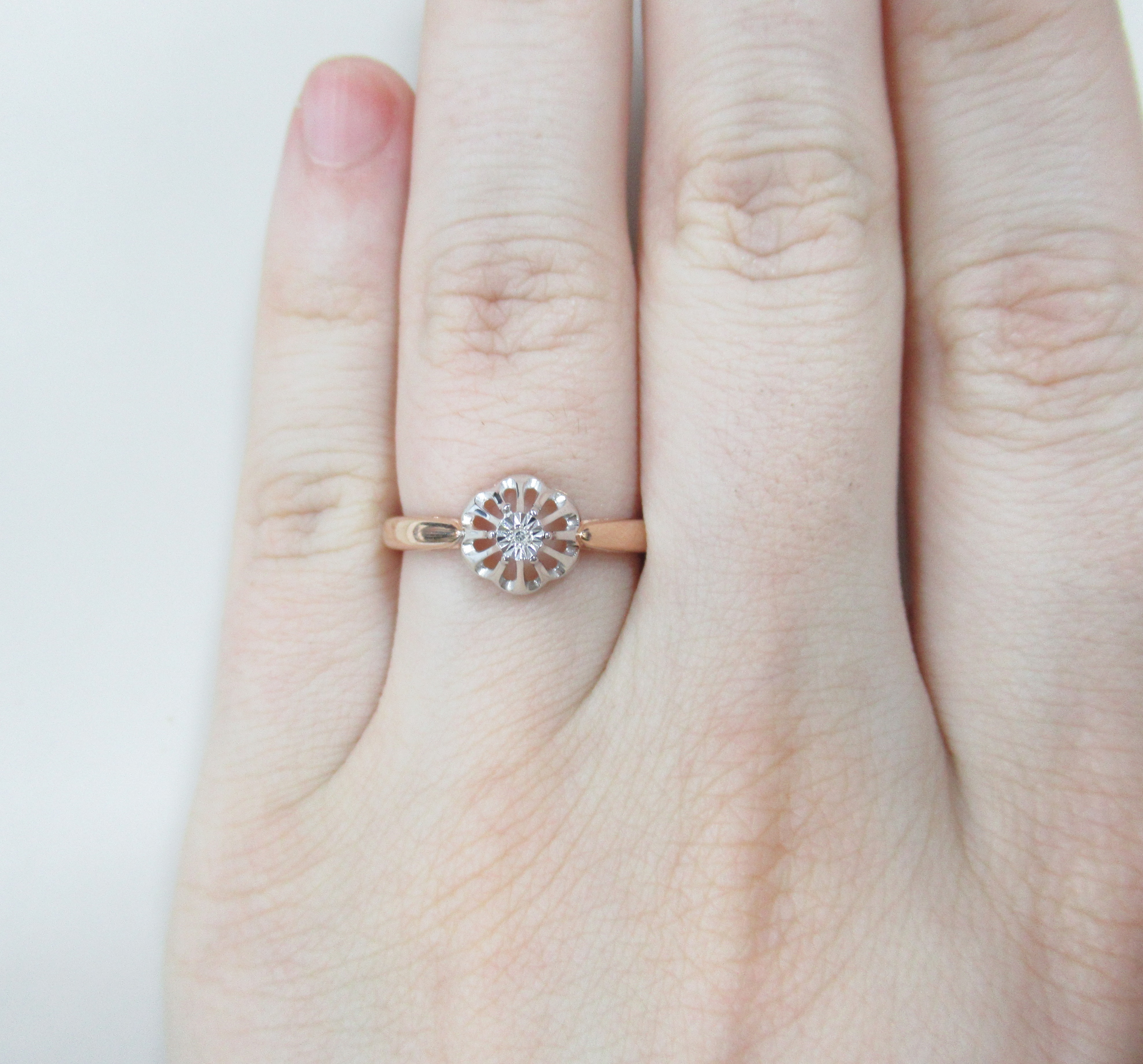 Серебряное кольцо с бриллиантом "Цветок"